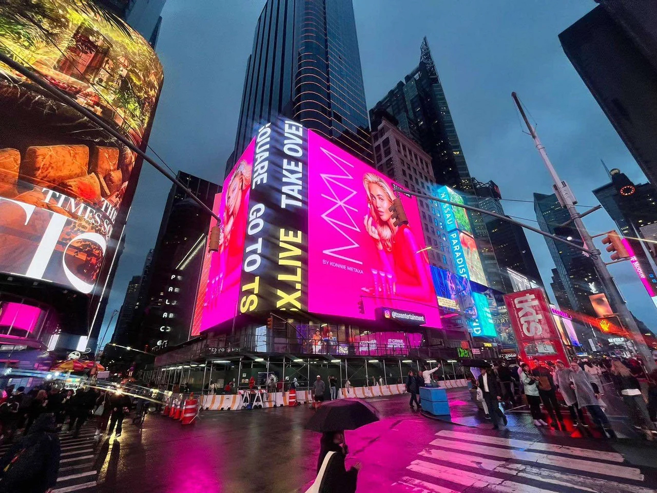 Konnie Metaxa: Τεράστια διάκριση για το lip gloss της και την ίδια στην Times Square της Νέας Υόρκης
